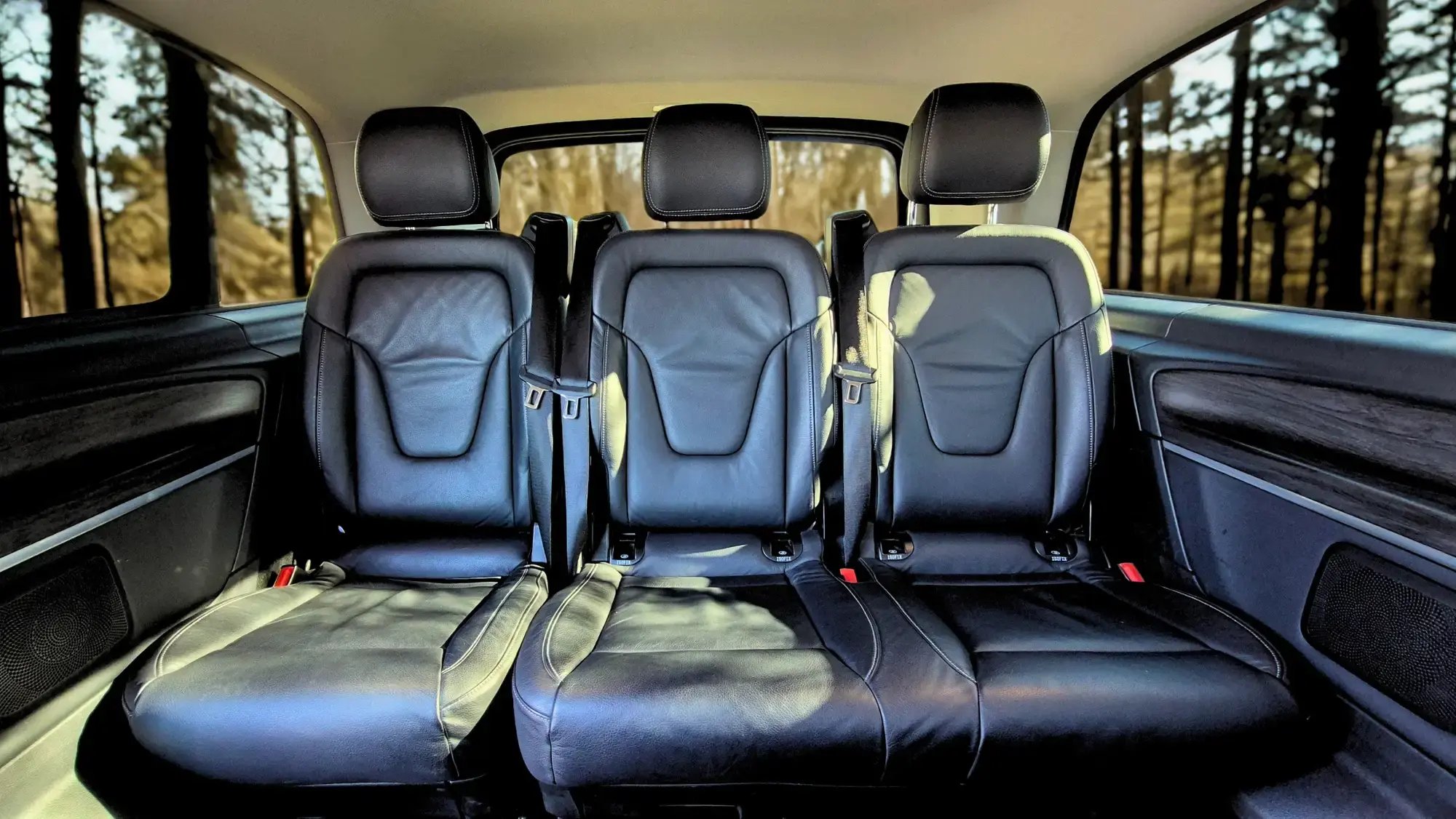 hochwertiger Innenraum mit Ledersitzen
